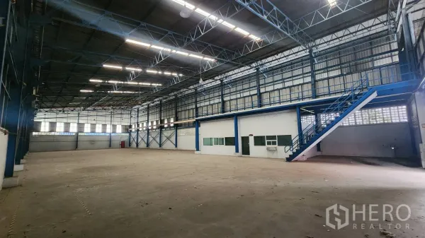 คลังสินค้า ให้เช่าในMueang Samut Prakan, Samut Prakan - ภายในโกดังโปร่ง เพดานสูง 8 เมตร โครงเหล็กสีน้ำเงิน พร้อมห้องสำนักงานภายใน