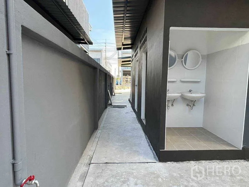 Factory for rent in Bang Bo, Samut Prakan - Outdoor corridor with washbasin area and restrooms beside the warehouse.