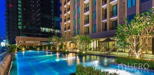 คอนโด ให้เช่าในChatuchak, Bangkok - ด้านหน้าคอนโดติดดาดฟ้าสระว่ายน้ำสว่างไสว มีต้นไม้และที่นั่ง