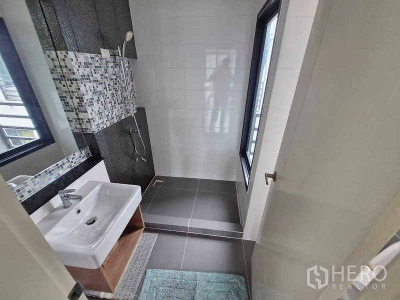 联排别墅 出售在Phra Pradaeng, Samut Prakan - 浴室，步入式淋浴区，马赛克装饰墙与窗户