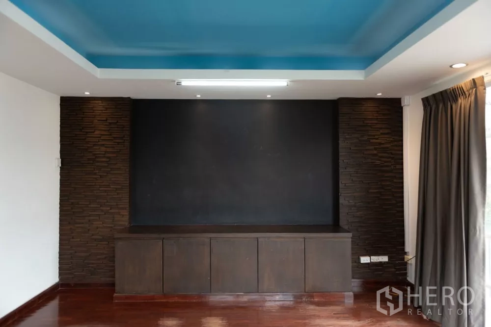 สำนักงานที่บ้าน ให้เช่าในLat Phrao, Bangkok - ผนังตกแต่งพร้อมฝ้าหลุมสีฟ้าและไฟดาวน์ไลต์