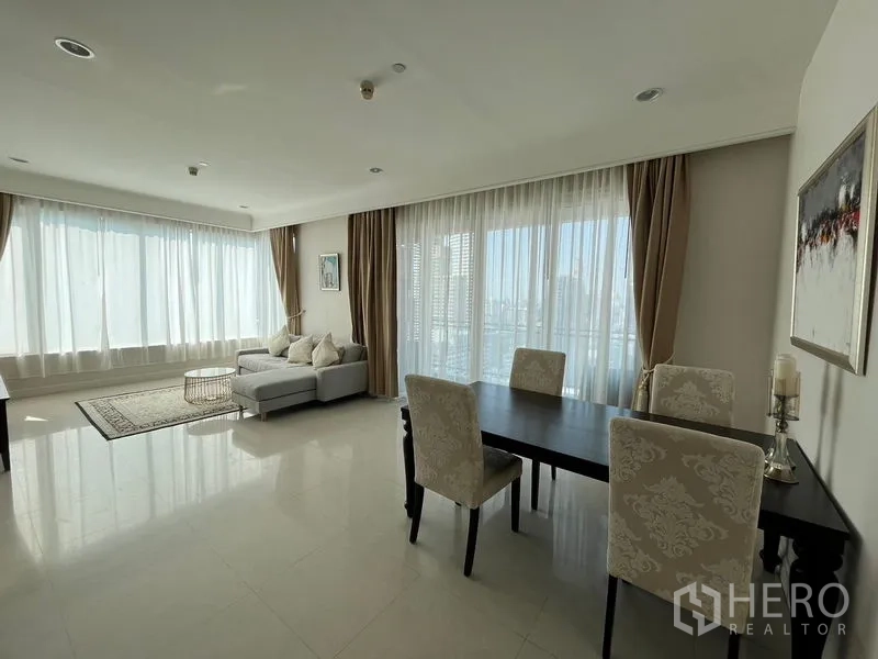 คอนโด ให้เช่าในPathum Wan, Bangkok - โถงนั่งเล่น–รับประทานอาหารโล่งกว้าง โต๊ะ 4 ที่นั่งและผ้าม่านโปร่ง