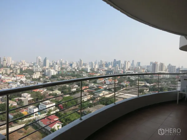 คอนโด ให้เช่าหรือขายในWatthana, Bangkok - ระเบียงโค้งพร้อมวิวสกายไลน์กรุงเทพฯ แบบพาโนรามาจากชั้นสูง