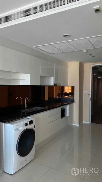 คอนโด ให้เช่าในWatthana, Bangkok - ครัวแบบแกลลียุคใหม่ ตู้สีขาว ผนังกันเปื้อนกระจกสีดำ เคาน์เตอร์หิน ซิงก์ และเครื่องซักผ้าฝาหน้า