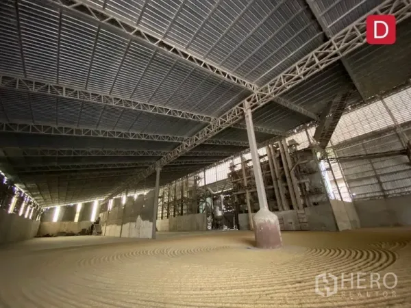 工厂 出租在Chachoengsao - 工业大厅，中央立柱与钢结构，百叶墙增强空气流通