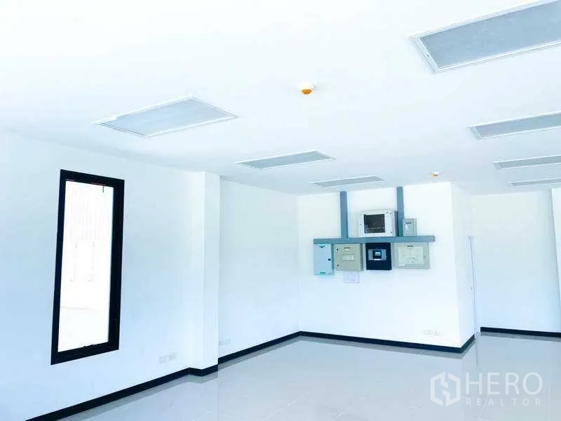 货栈 出租在Mueang Rayong, Rayong - 办公室内的明亮控制室，设电气控制柜与瓷砖地面