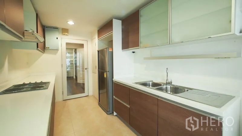 คอนโด ให้เช่าในKhlong San, Bangkok - ครัวแบบแกลลียาว อ่างล้างจานคู่ ตู้เก็บของมาก และตู้เย็นสแตนเลส