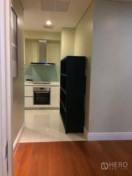 คอนโด ให้เช่าในKhlong Toei, Bangkok - ครัวบิลต์อินขนาดกะทัดรัด ตู้สีขาว เตาอบ เครื่องดูดควัน และกระจกกันเลอะ