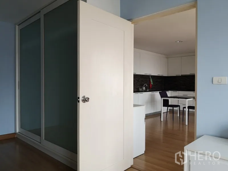 คอนโด ขายในWatthana, Bangkok - จากห้องนอนไปยังครัวแบบเปิด เห็นตู้เสื้อผ้าบานเลื่อนฝ้ากับชุดทานอาหาร