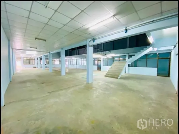 工厂 出租在Sam Phran, Nakhon Pathom - 大型仓库空间，立柱与楼梯通往夹层，日光灯照明。