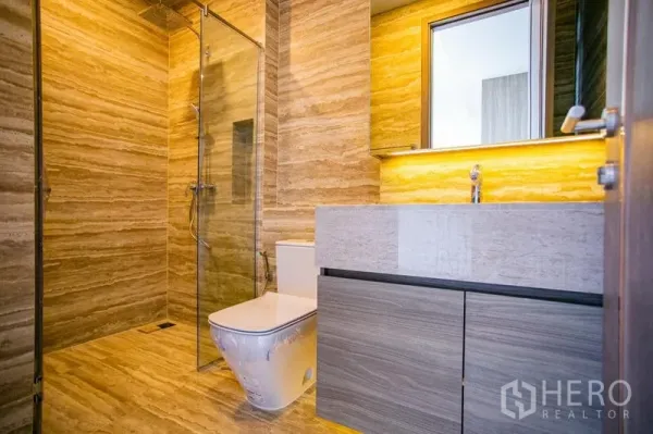 公寓 出租在Watthana, Bangkok - 现代卫浴，玻璃淋浴间、石材墙面与背光洗手台。