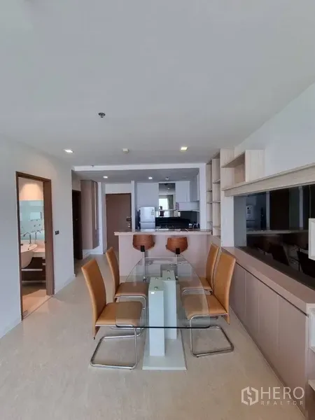 คอนโด ให้เช่าในWatthana, Bangkok - มุมรับประทานอาหารโต๊ะกระจกสำหรับหกที่นั่ง เชื่อมครัวและห้องน้ำ