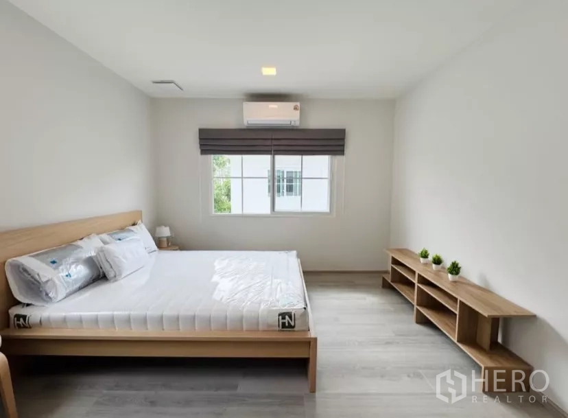 บ้าน ให้เช่าในBang Phli, Samut Prakan - ห้องนอนที่สองสว่าง เตียงคู่ เครื่องปรับอากาศ และหน้าต่าง