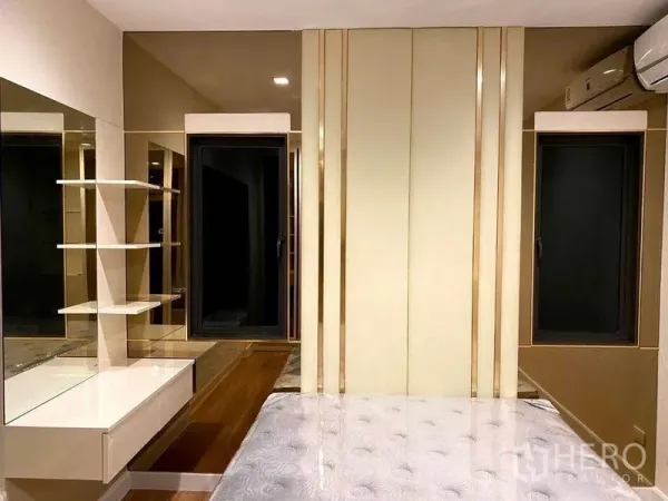 Detached House for rent - Bedroom with built-in vanity, wall shelves and a full-height upholstered headboard.