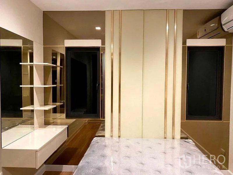 Detached House for rent - Bedroom with built-in vanity, wall shelves and a full-height upholstered headboard.