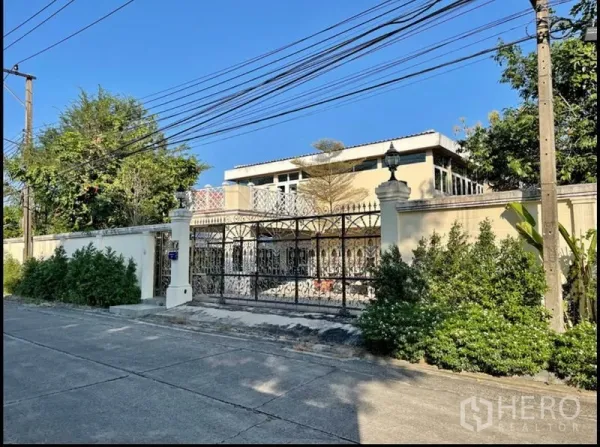 บ้าน ให้เช่าในKhlong Toei, Bangkok - มุมมองหน้าบ้าน ประตูรั้วเหล็กออร์นาเมนต์และกำแพงรอบทรัพย์