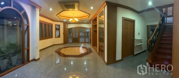 บ้าน ให้เช่าในWatthana, Bangkok - โถงรับแขกกว้าง พื้นเงา แต่งไม้ พร้อมบันได