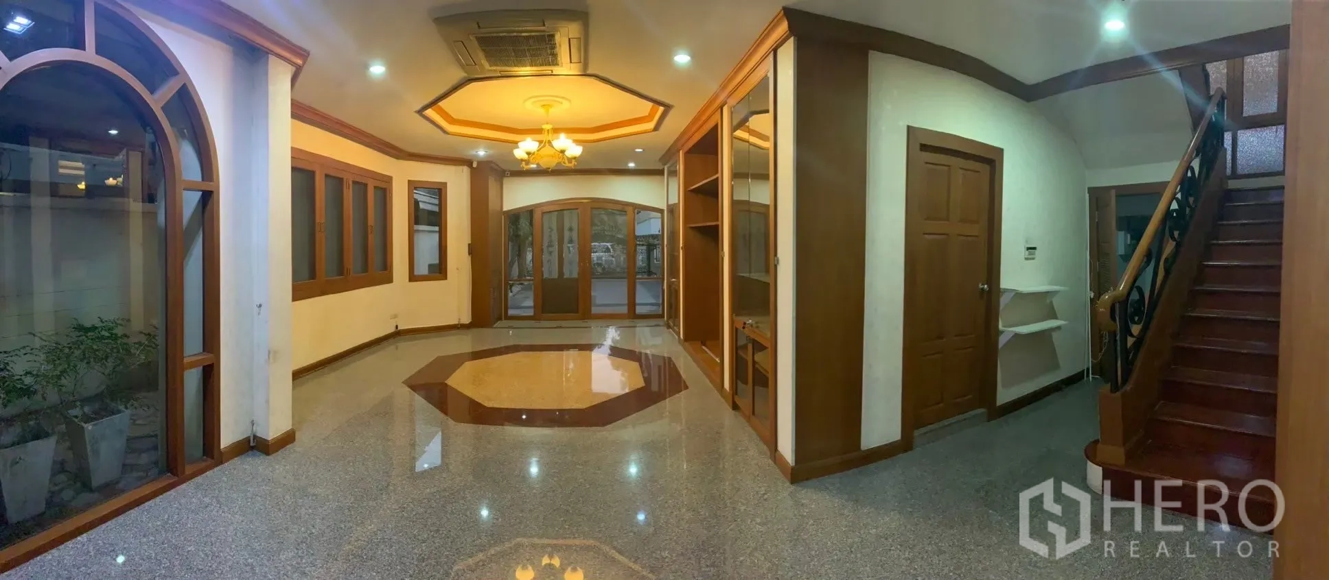 บ้าน ให้เช่าในWatthana, Bangkok - โถงรับแขกกว้าง พื้นเงา แต่งไม้ พร้อมบันได