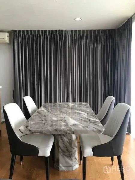 公寓 出租在Watthana, Bangkok - 四人位大理石餐桌，落地遮光窗帘与木地板。
