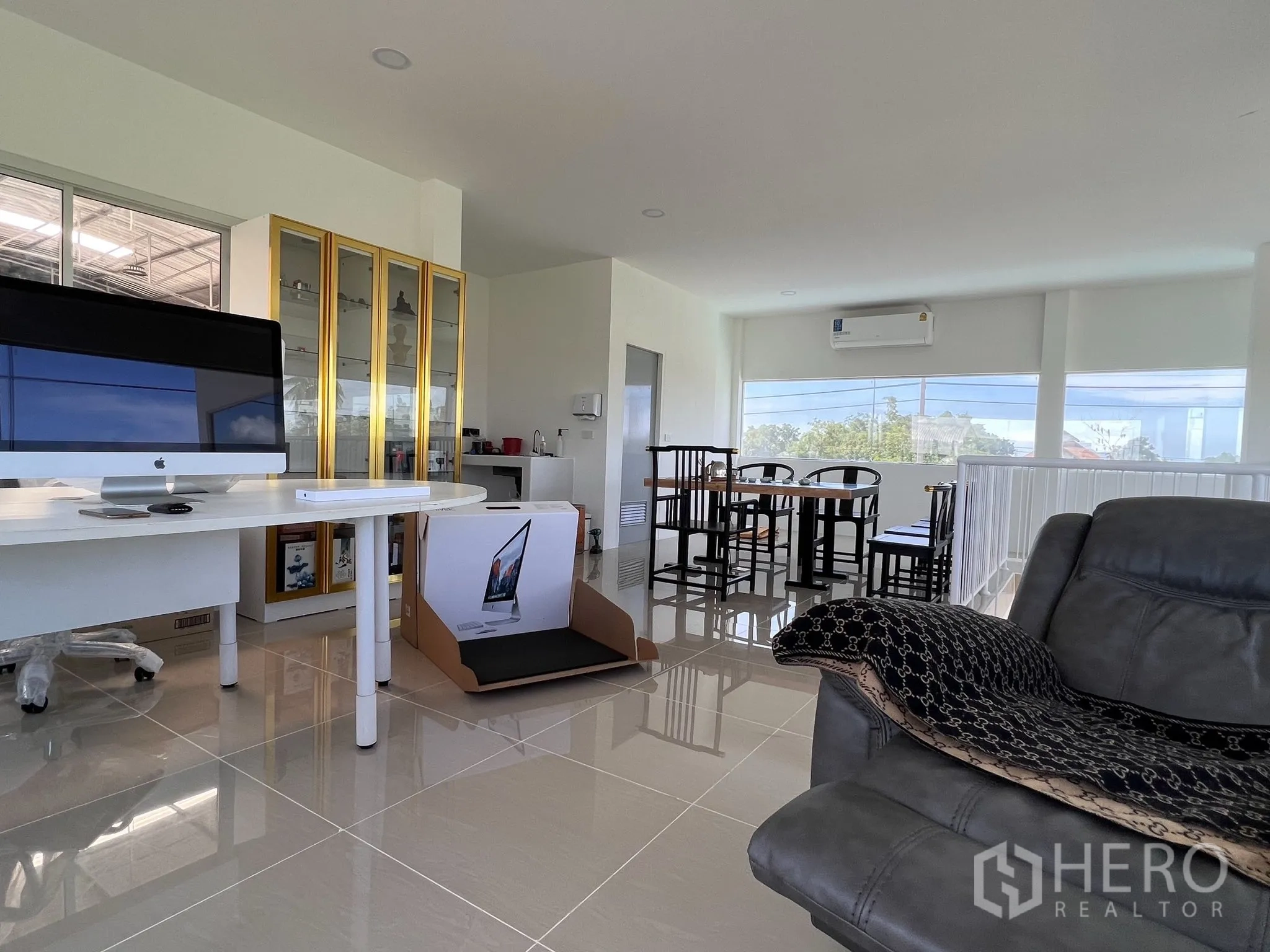 Warehouse for sale in Lat Lum Kaeo, Pathum Thani - Upstairs office with desks, display cabinet, air-conditioning and large windows.