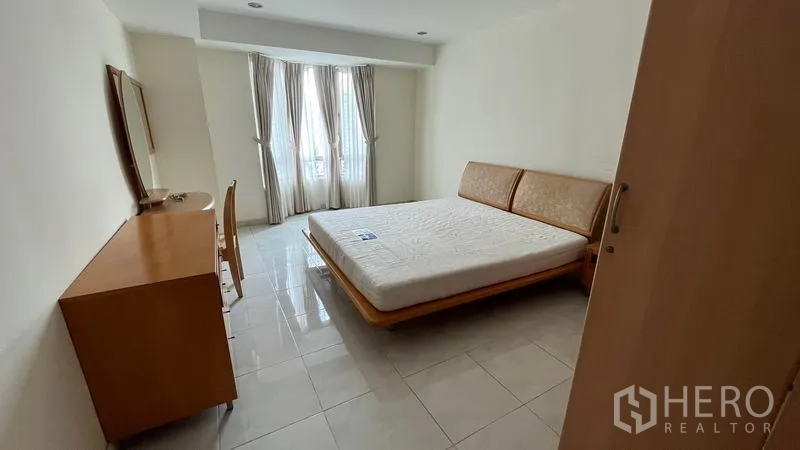 คอนโด ให้เช่าในWatthana, Bangkok - ห้องนอนใหญ่มาพร้อมหน้าต่างทรงเบย์ เตียงไม้และโต๊ะเครื่องแป้ง