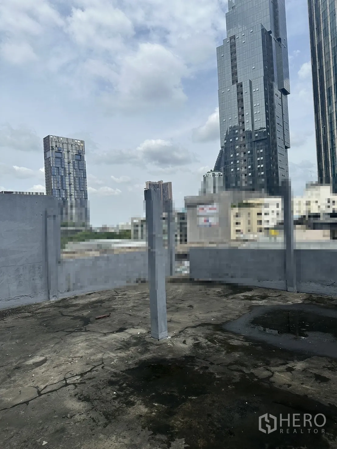 店屋 出租在Watthana, Bangkok - 屋顶露台，眺望曼谷天际线