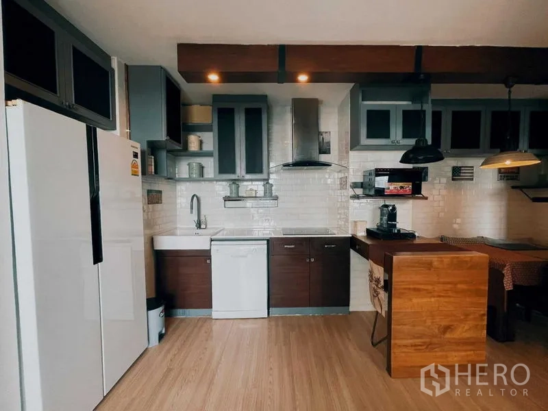 公寓 出租在Suan Luang, Bangkok - 全套厨房，双门冰箱、洗碗机与白色地铁砖