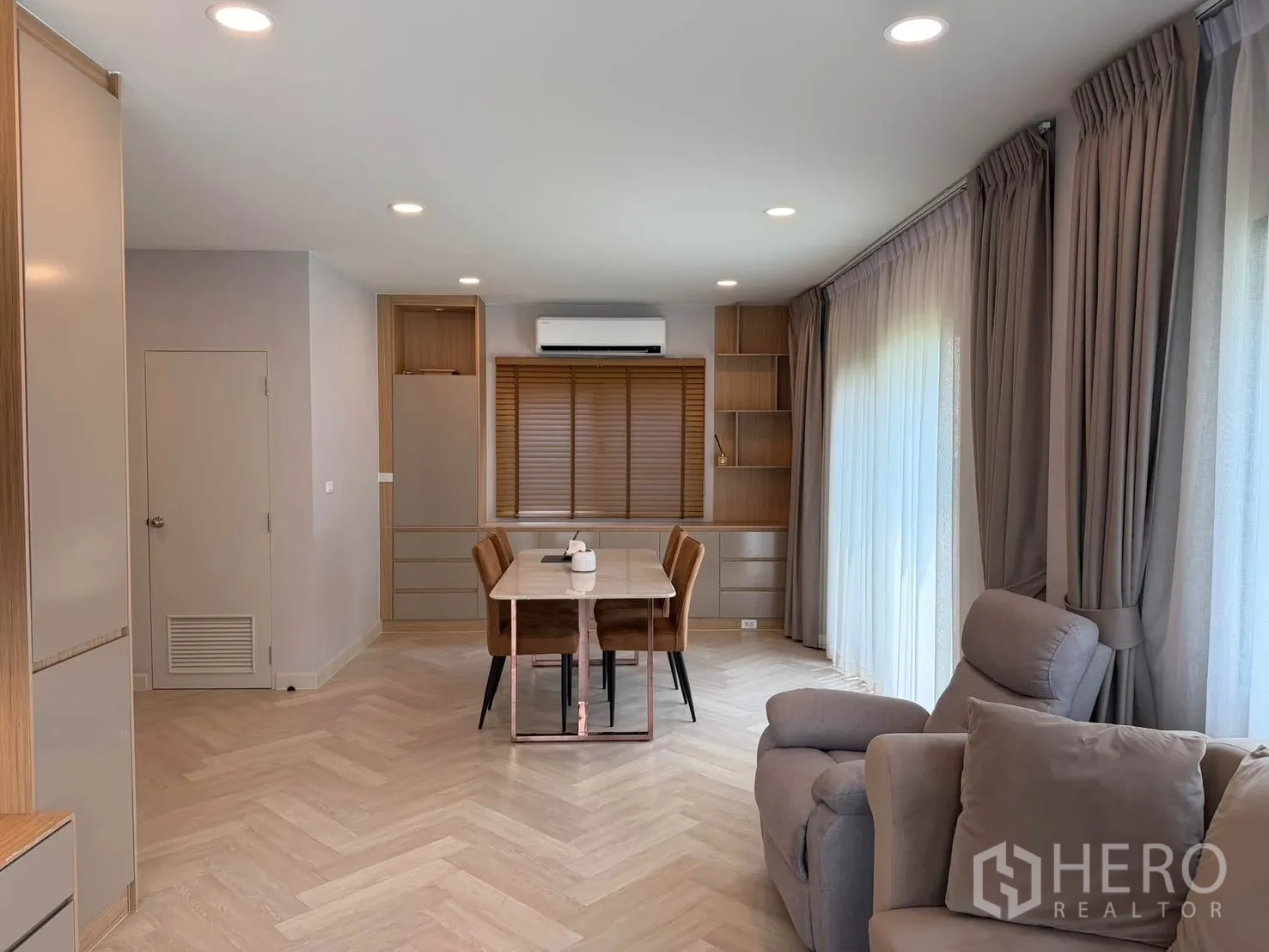 บ้านเดี่ยว for rent in Bang Phli, Samut Prakan - โถงนั่งเล่นและทานอาหารแบบโอเพนแปลน ผ้าม่านสูงและพื้นลายก้างปลา.
