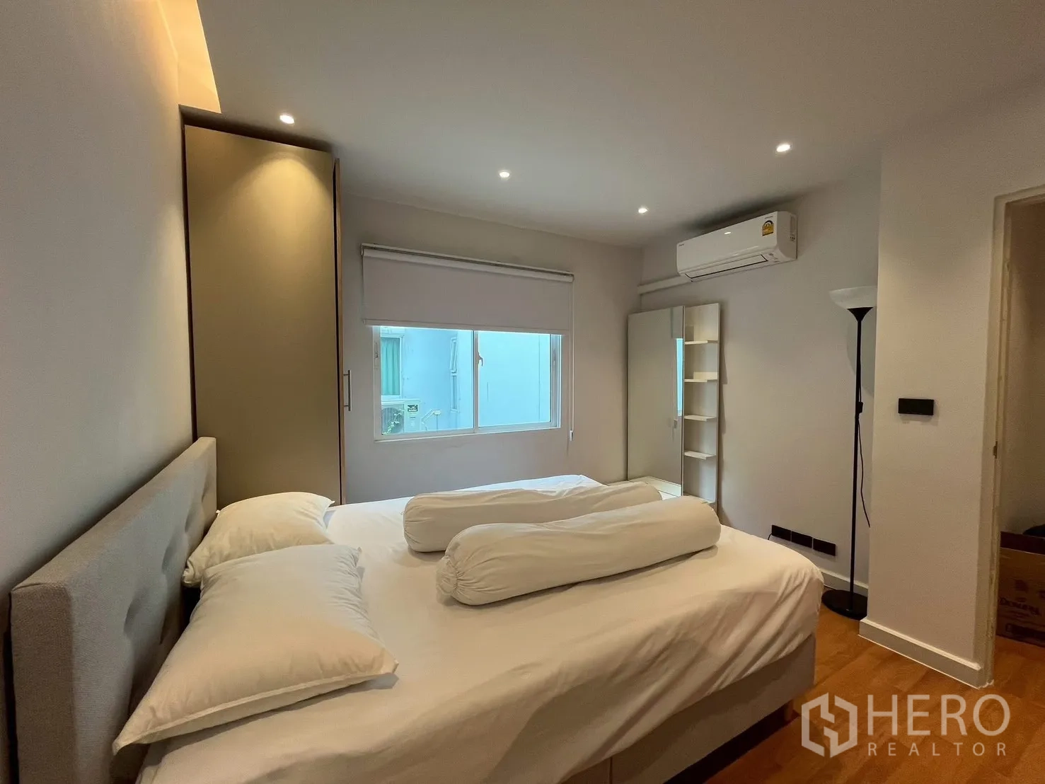 ทาวน์เฮาส์ ให้เช่าในPrawet, Bangkok - ห้องนอนพร้อมตู้เสื้อผ้าและแอร์แบบแยกส่วน