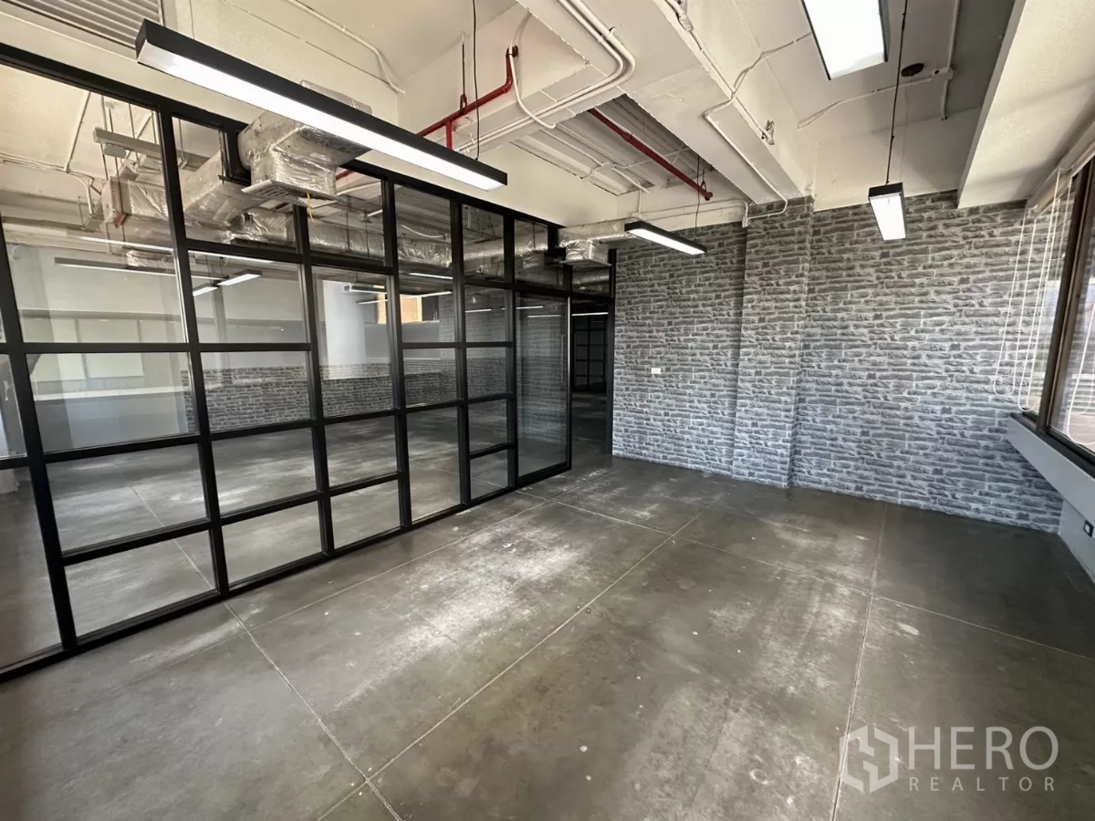 办公空间 出租 - 私密会议室，砖面特色墙与钢框玻璃。