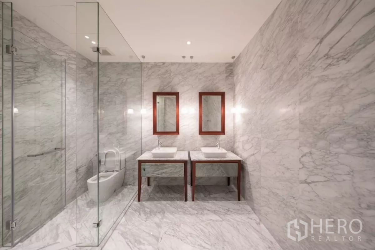 คอนโด ให้เช่าในWatthana, Bangkok - ห้องน้ำหินอ่อนพร้อมอ่างล้างหน้าคู่ กระจกเงา และห้องอาบน้ำกระจก