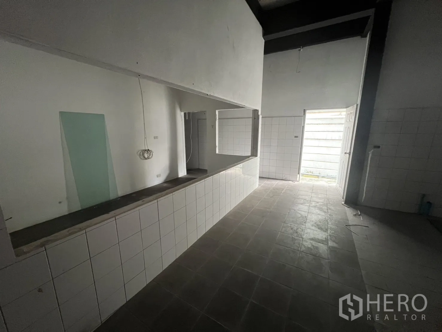 พื้นที่ขายปลีก ให้เช่าในWatthana, Bangkok - ครัวเตรียมอาหารขนาดใหญ่ปูกระเบื้อง มีท่อและระบบดูดควัน