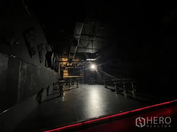 零售空间 出租 - 宽敞的黑色地砖大厅，聚光灯与工业风天花。