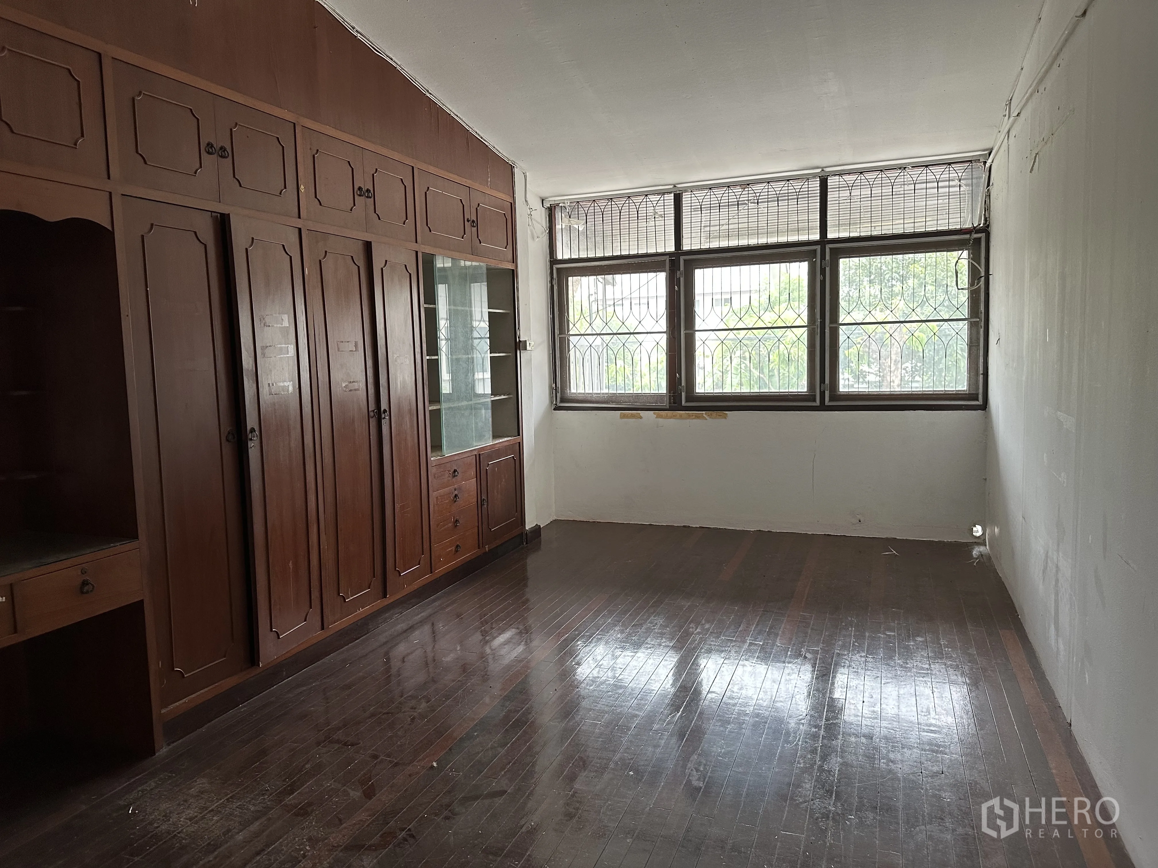 โฮมออฟฟิศ for rent in Suan Luang, Bangkok - ห้องชั้นบนมีตู้บิลต์อินไม้และหน้าต่างบานใหญ่ติดเหล็กดัด