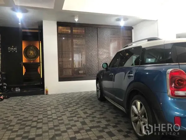 Townhouse for rent in Yan Nawa, Bangkok - Covered carport with tiled floor and entrance to the townhouse.