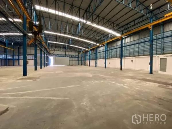工厂 出租或出售在Bang Sao Thong, Samut Prakan - 工厂内部空间宽敞，钢结构高屋顶、混凝土地面，并配有行车轨道。