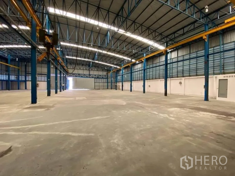 工厂 出租或出售在Bang Sao Thong, Samut Prakan - 工厂内部空间宽敞，钢结构高屋顶、混凝土地面，并配有行车轨道。