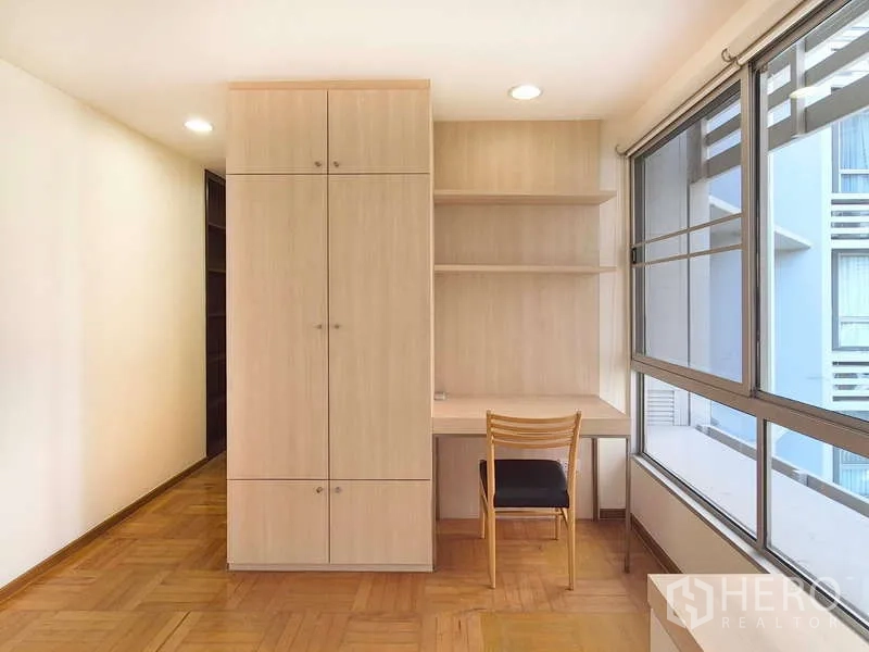 Condominium for rent in Yan Nawa, Bangkok - Work-from-home nook with built-in desk, shelves and large corner windows.