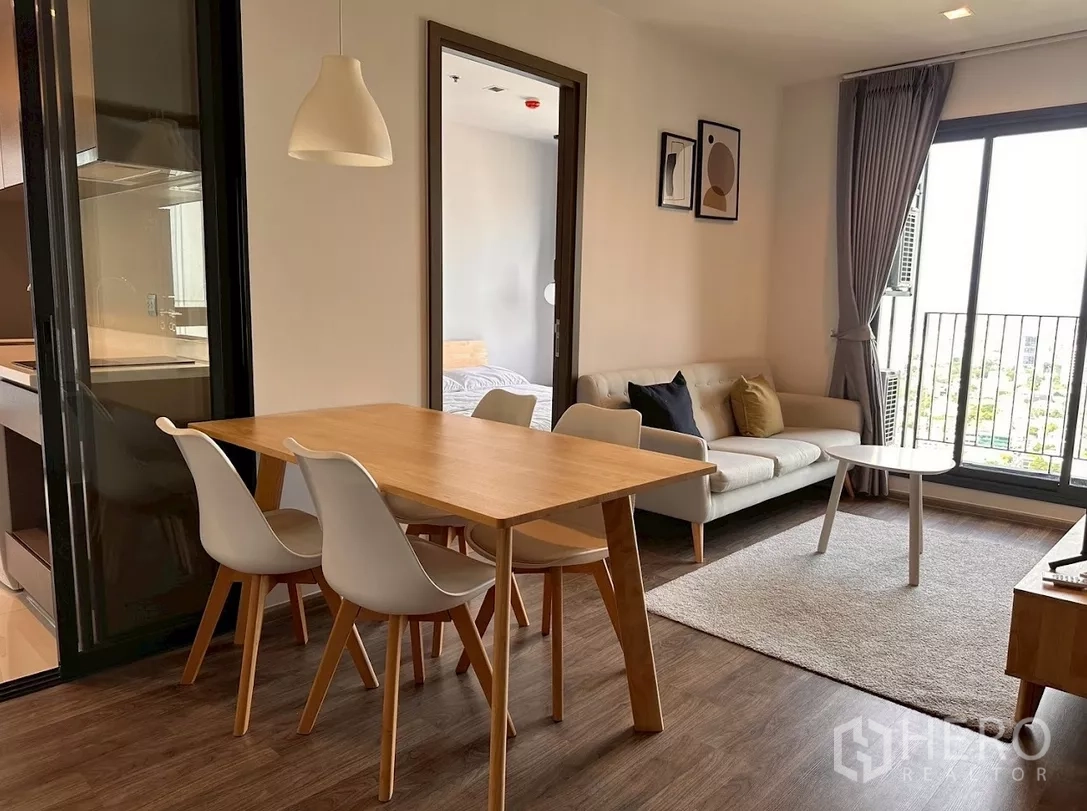 Condominium for rent in Chatuchak, Bangkok - Dining table for four beside the living room and access to both bedrooms.
