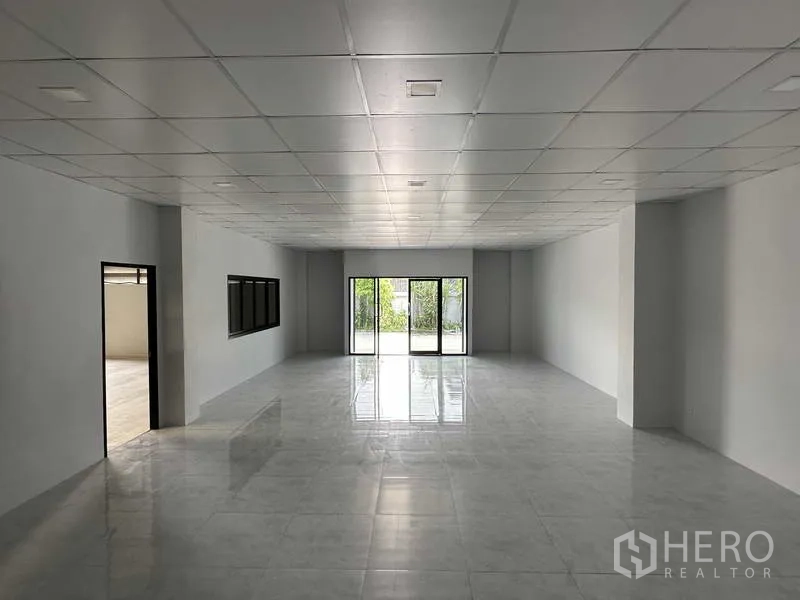 货栈 出租在Bang Phli, Samut Prakan - 明亮办公室，玻璃门入口与自然采光。