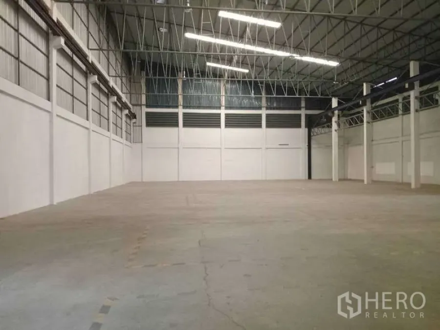 โรงงาน ให้เช่าในMueang Samut Prakan, Samut Prakan - พื้นที่การผลิตขนาดใหญ่ พื้นคอนกรีต ไฟสว่างทั่วถึง และโครงสร้างเสาเป็นระยะ