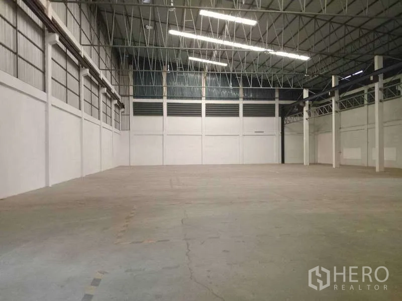 โรงงาน ให้เช่าในMueang Samut Prakan, Samut Prakan - พื้นที่การผลิตขนาดใหญ่ พื้นคอนกรีต ไฟสว่างทั่วถึง และโครงสร้างเสาเป็นระยะ