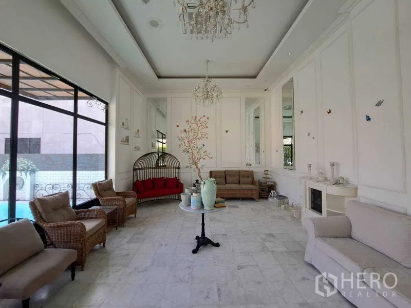 พื้นที่ขายปลีก ให้เช่าในWatthana, Bangkok - เลานจ์ต้อนรับหรู โคมแชนเดอเลียร์ โซฟา และหน้าต่างบานใหญ่ริมสระว่ายน้ำ