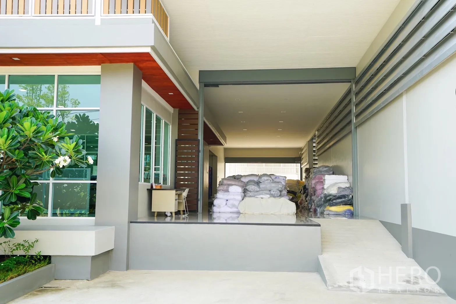 工厂 出售在Krathum Baen, Samut Sakhon - 玻璃办公楼旁的有顶装卸区与上货坡道