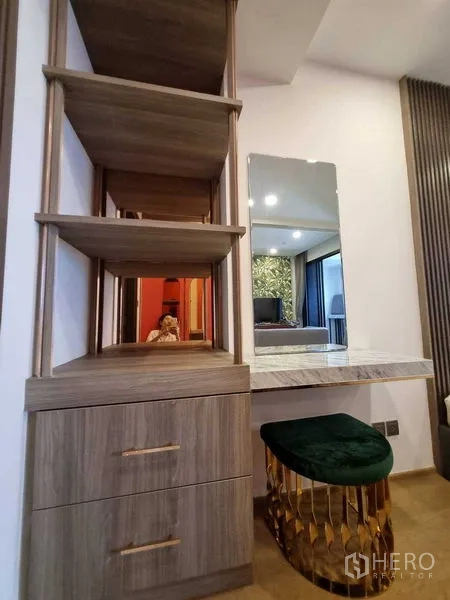 公寓 出租在Bang Rak, Bangkok - 内置收纳与梳妆台，配镜子和凳子