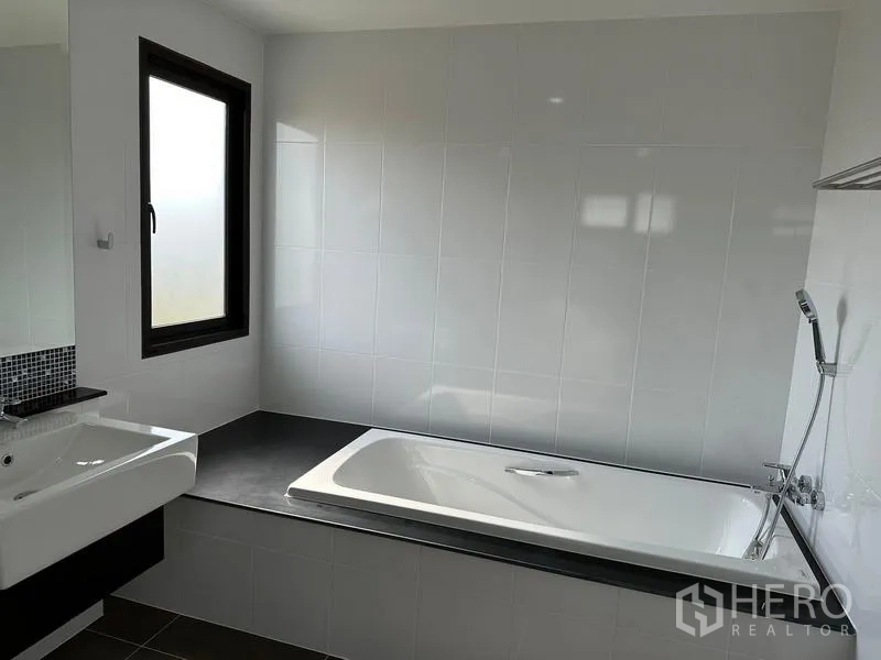 บ้าน ขายในSaphan Sung, Bangkok - ห้องน้ำพร้อมอ่างอาบน้ำบิลต์อิน ฝักบัวมือถือ และหน้าต่าง