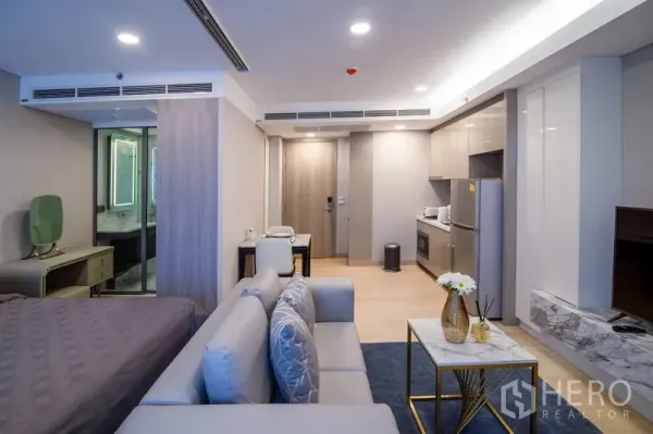 คอนโด ให้เช่าในKhlong Toei, Bangkok - พื้นที่นั่งเล่นแบบเปิดโล่ง พร้อมโซฟา มุมทานอาหาร และครัวโทนสีอบอุ่น