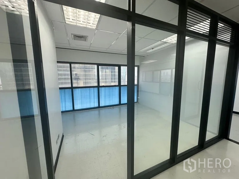 办公空间 出租在Phaya Thai, Bangkok - 小型会议室，磨砂玻璃与一排全景窗。