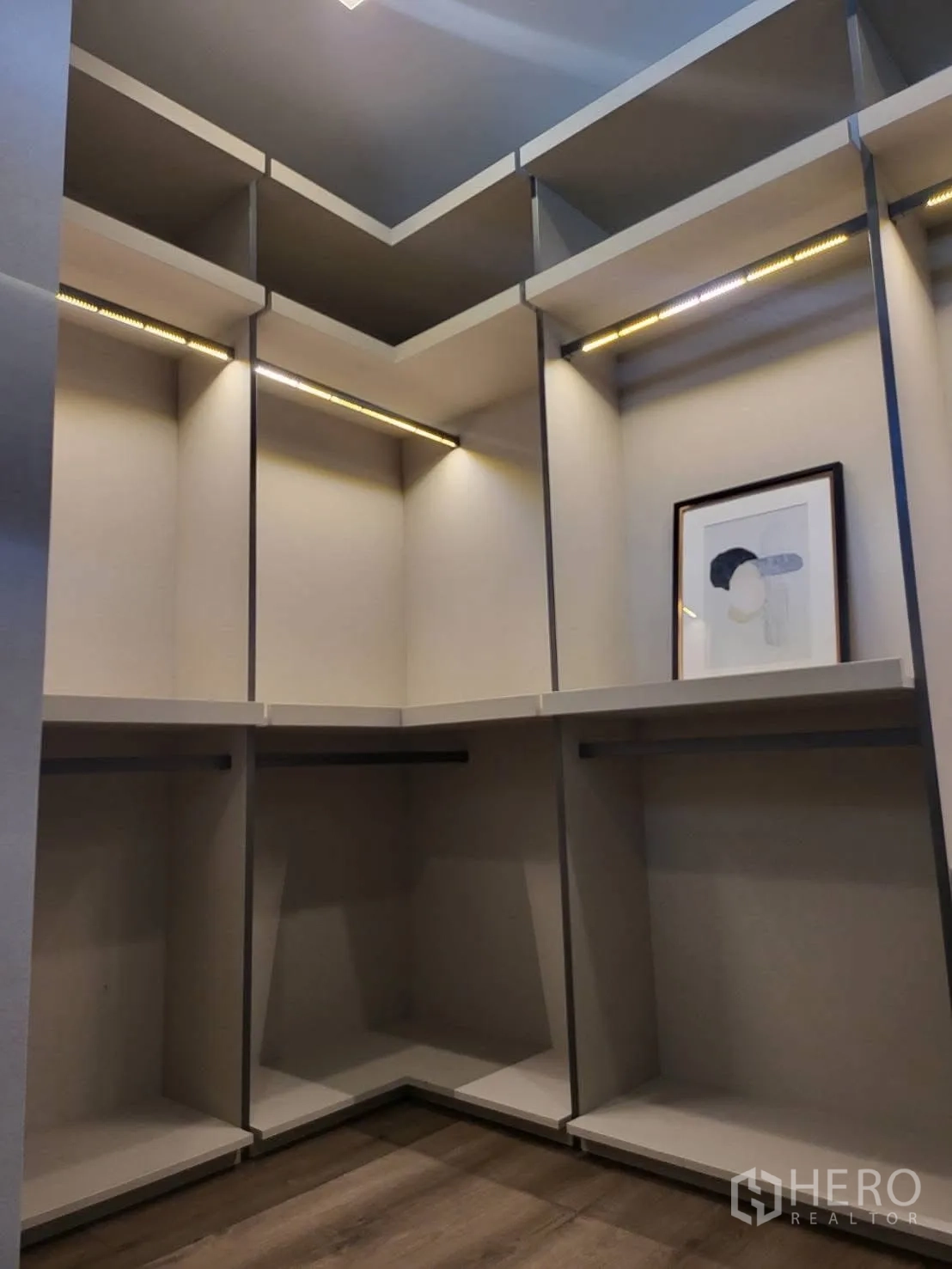บ้านเดี่ยว for rent in Bang Phli, Samut Prakan - วอล์กอินโคลเซ็ตแบบชั้นโล่งมีไฟส่องสว่างนุ่มนวล