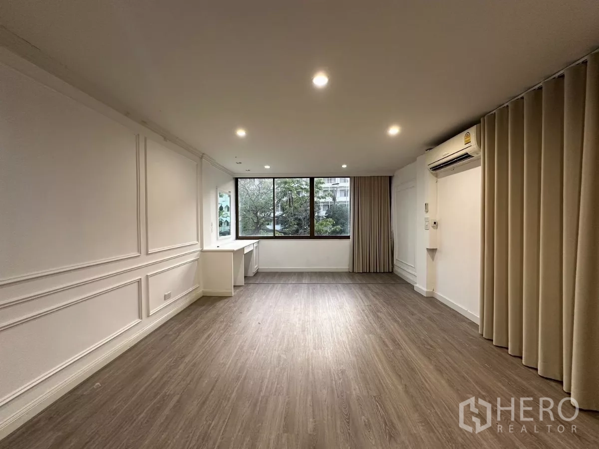 ทาวน์เฮาส์ ให้เช่าในWatthana, Bangkok - ห้องอเนกประสงค์กว้าง หน้าต่างบานใหญ่ ไฟดาวน์ไลท์ และโต๊ะบิลท์อิน